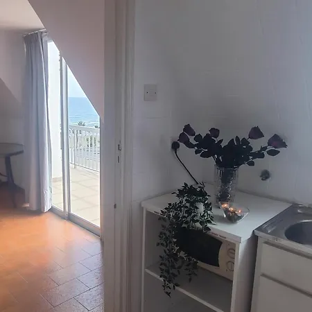 Finnikoudes 2 Bed Sea View Apartman Lárnaka