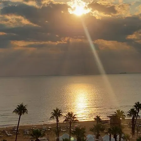 Finnikoudes 2 Bed Sea View * Larnaca